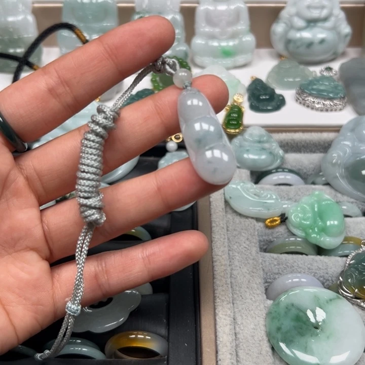 翡翠未镶嵌颈饰福豆