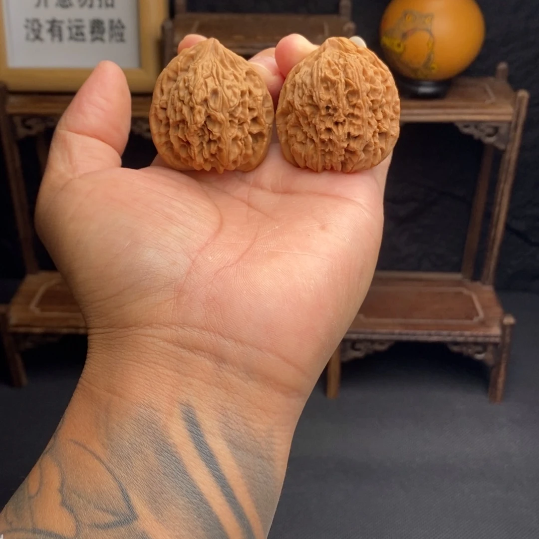 特价瑕疵40尺南疆石文玩核桃有黄