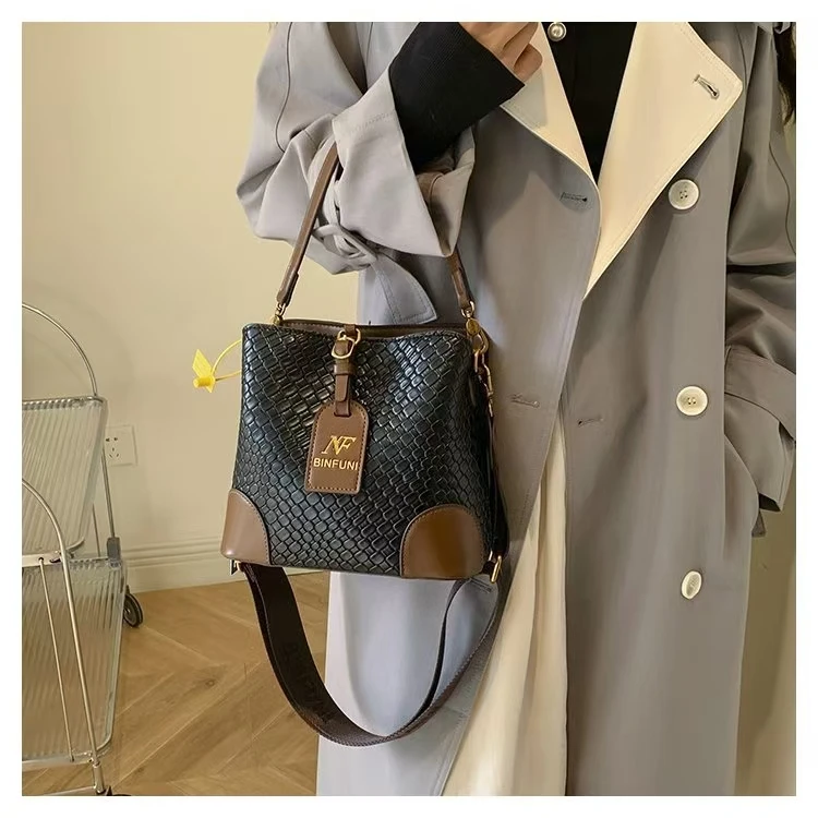 2025女式双肩包旅游旅行包书包学生包高中生初中大容量男女电脑