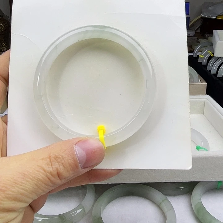 未镶嵌手镯石英岩玉