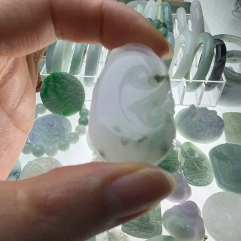 翡翠吊坠(赠链)未镶嵌飘花如意挂件