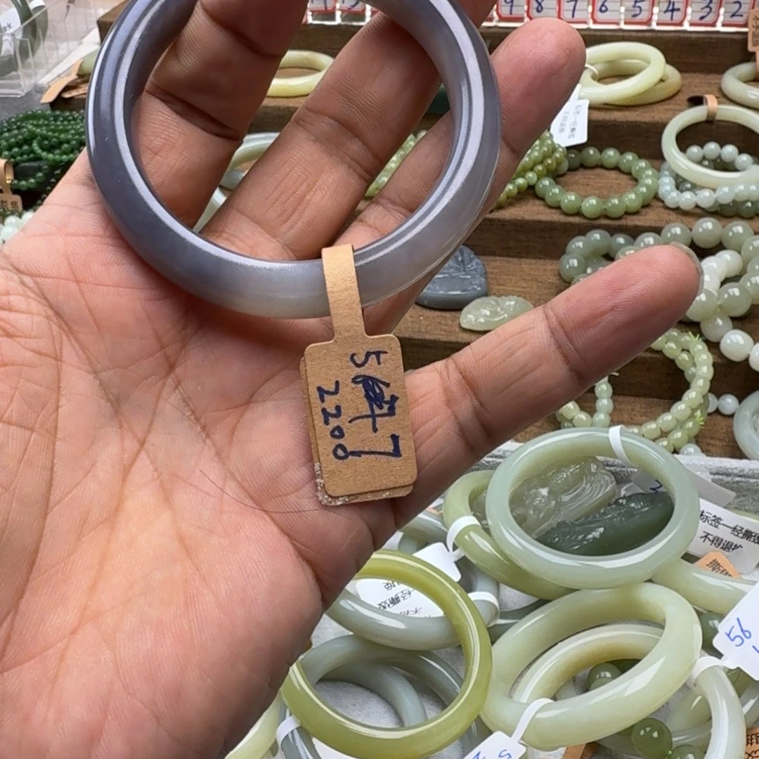 风***轻和田玉未镶嵌手镯