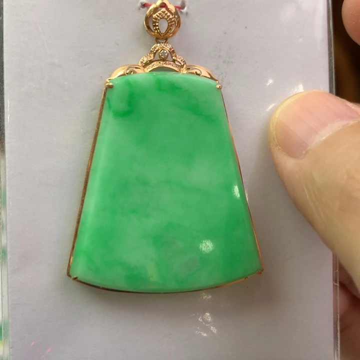 翡翠18K金镶嵌颈饰翡翠吊坠