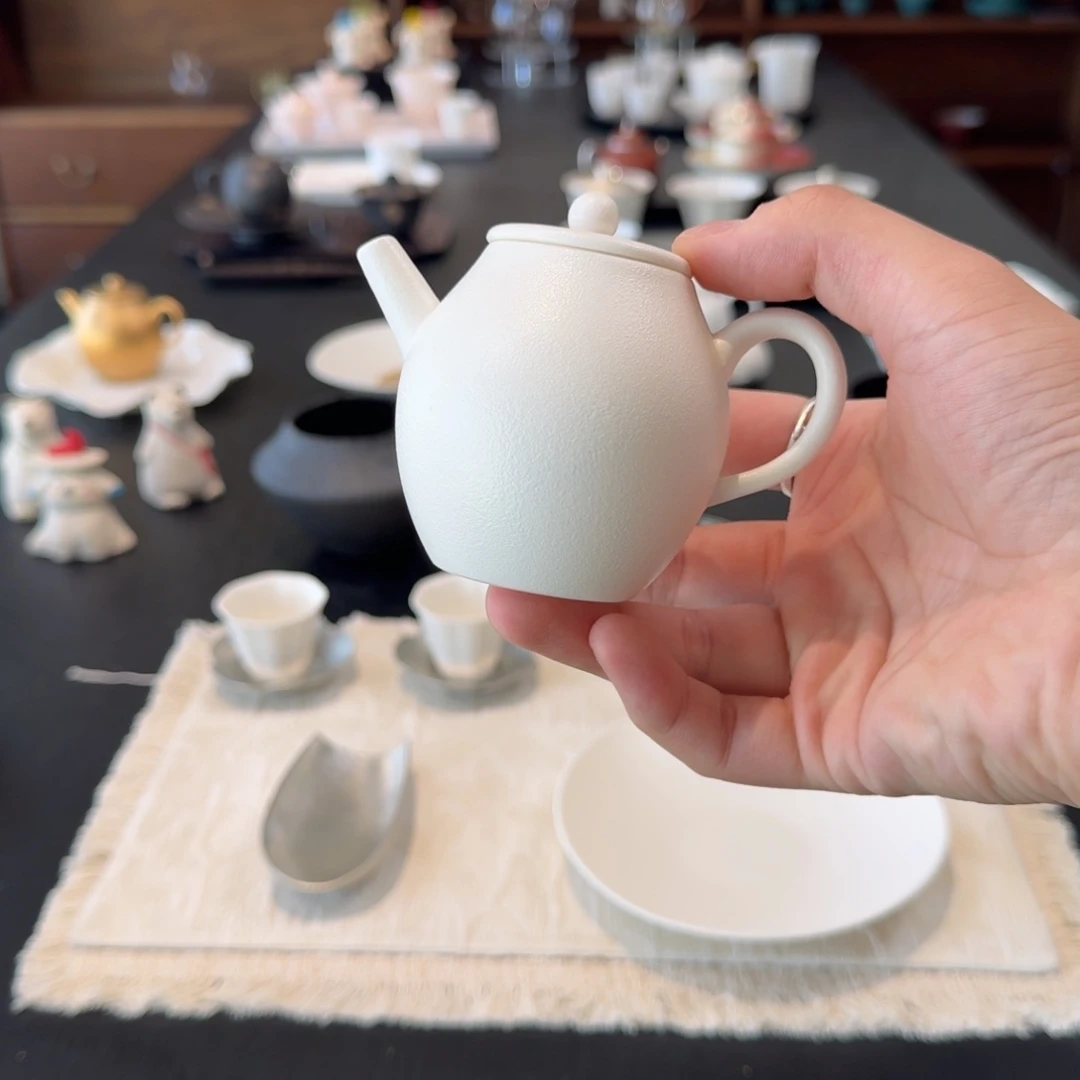 羊脂玉龙蛋茶壶一把