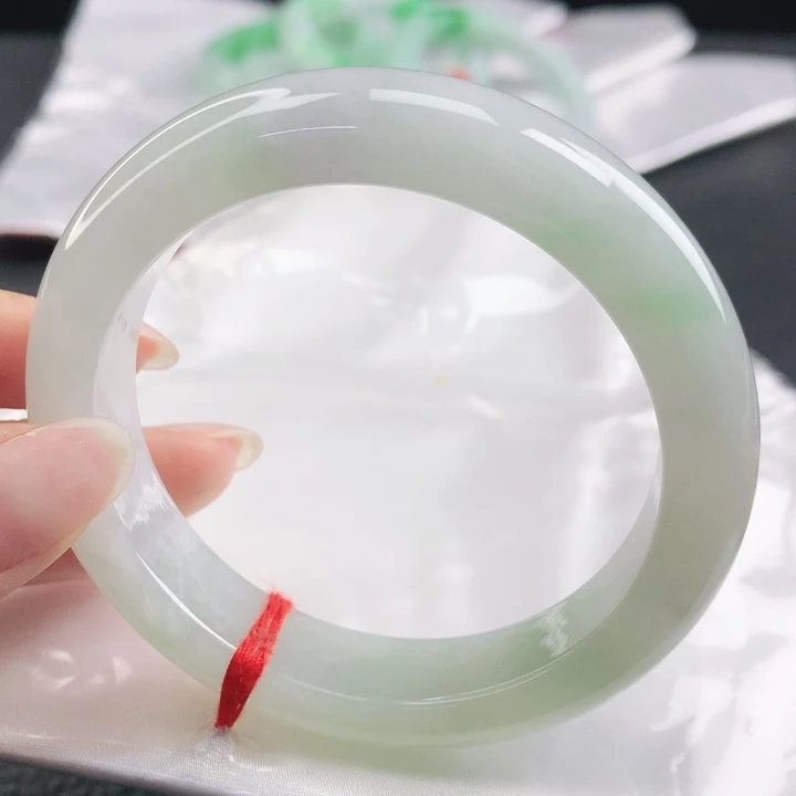 翡翠未镶嵌手镯缅甸58.4胶润浅绿正圈