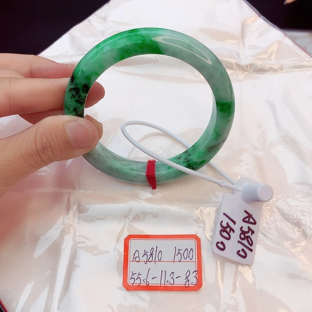 翡翠手镯未镶嵌翡翠