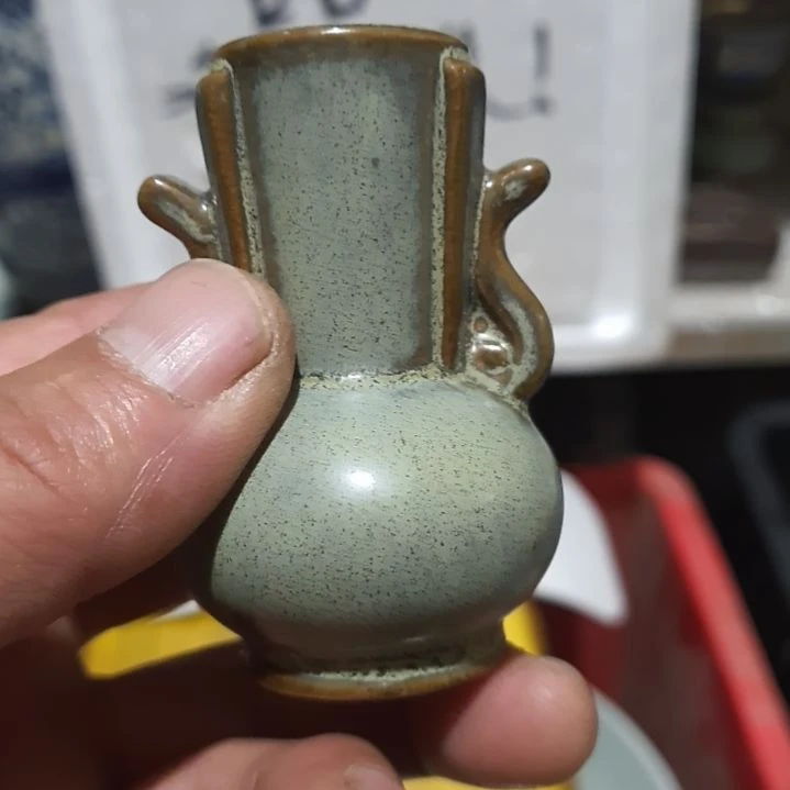 单色窑变双耳小瓶一个