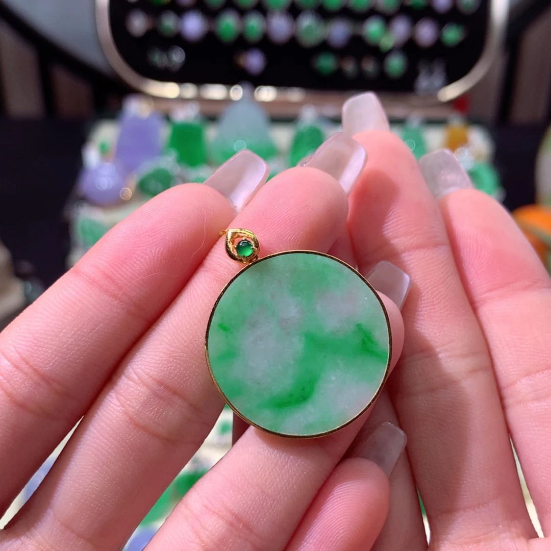 翡翠颈饰18K金镶嵌翡翠