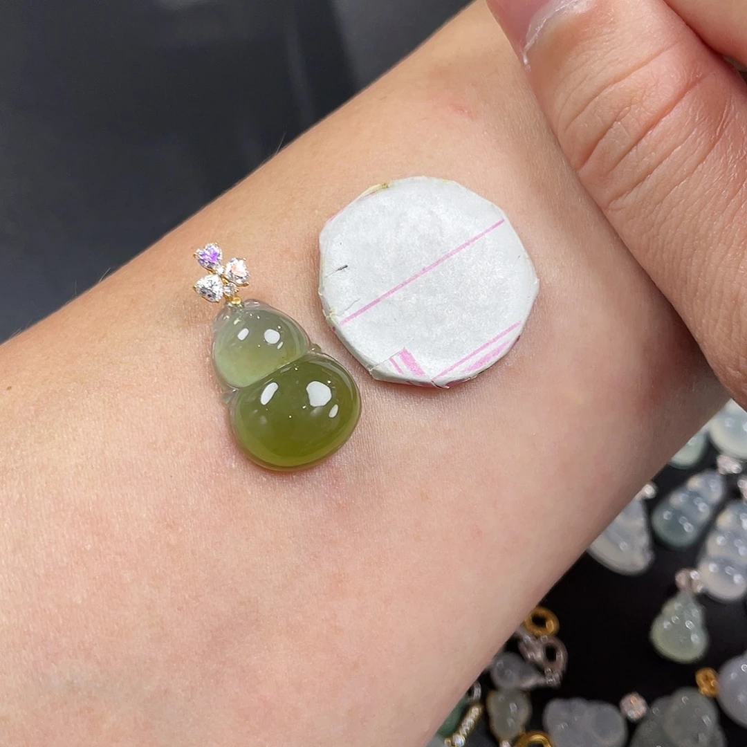 吉***遂翡翠18K金镶嵌颈饰