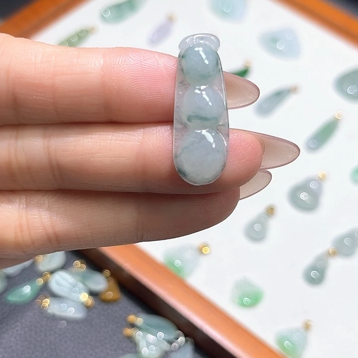 翡翠未镶嵌颈饰福豆