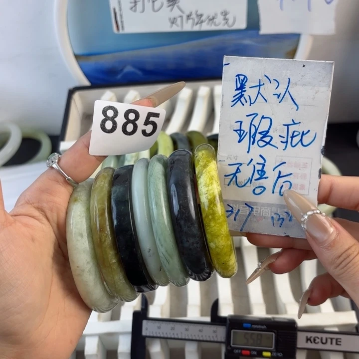 未镶嵌蛇纹石玉手镯奶***?