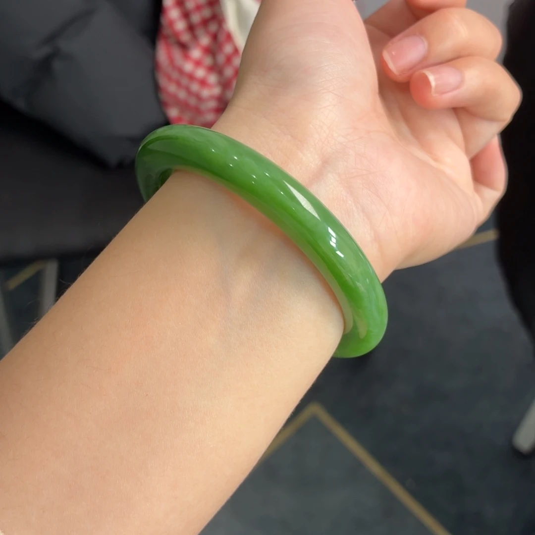 和田玉未镶嵌手镯-补充碧玉艳阳绿上手背光效果