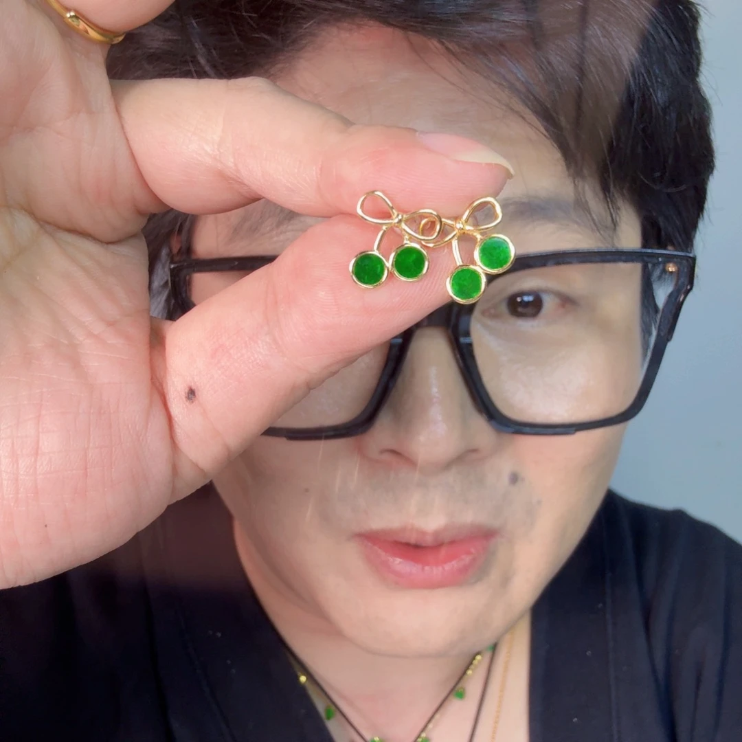 翡翠未镶嵌颈饰一对