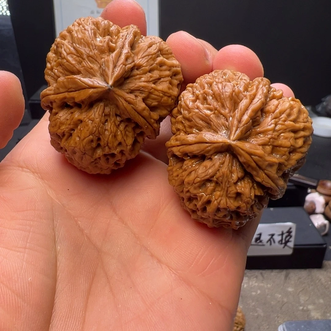 冠****文玩核桃吊坠霹雳锤三棱44mm