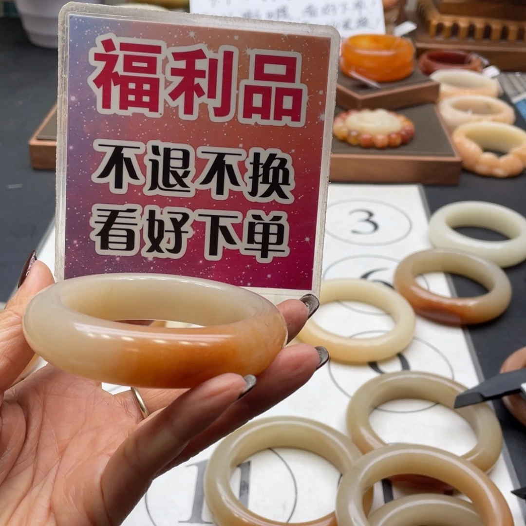 白****石英岩玉未镶嵌手镯