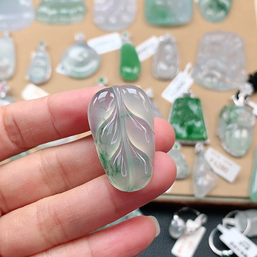 翡翠颈饰未镶嵌叶子