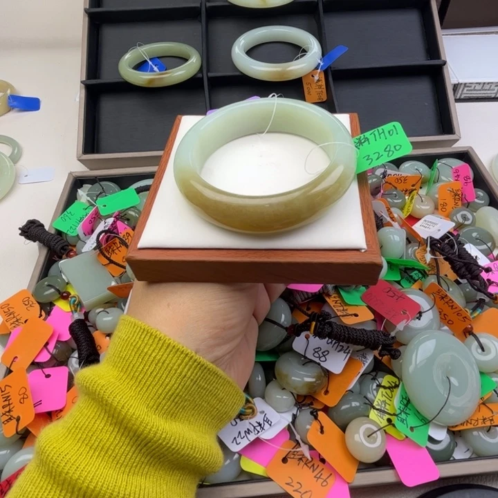 未镶嵌手镯和田玉七月