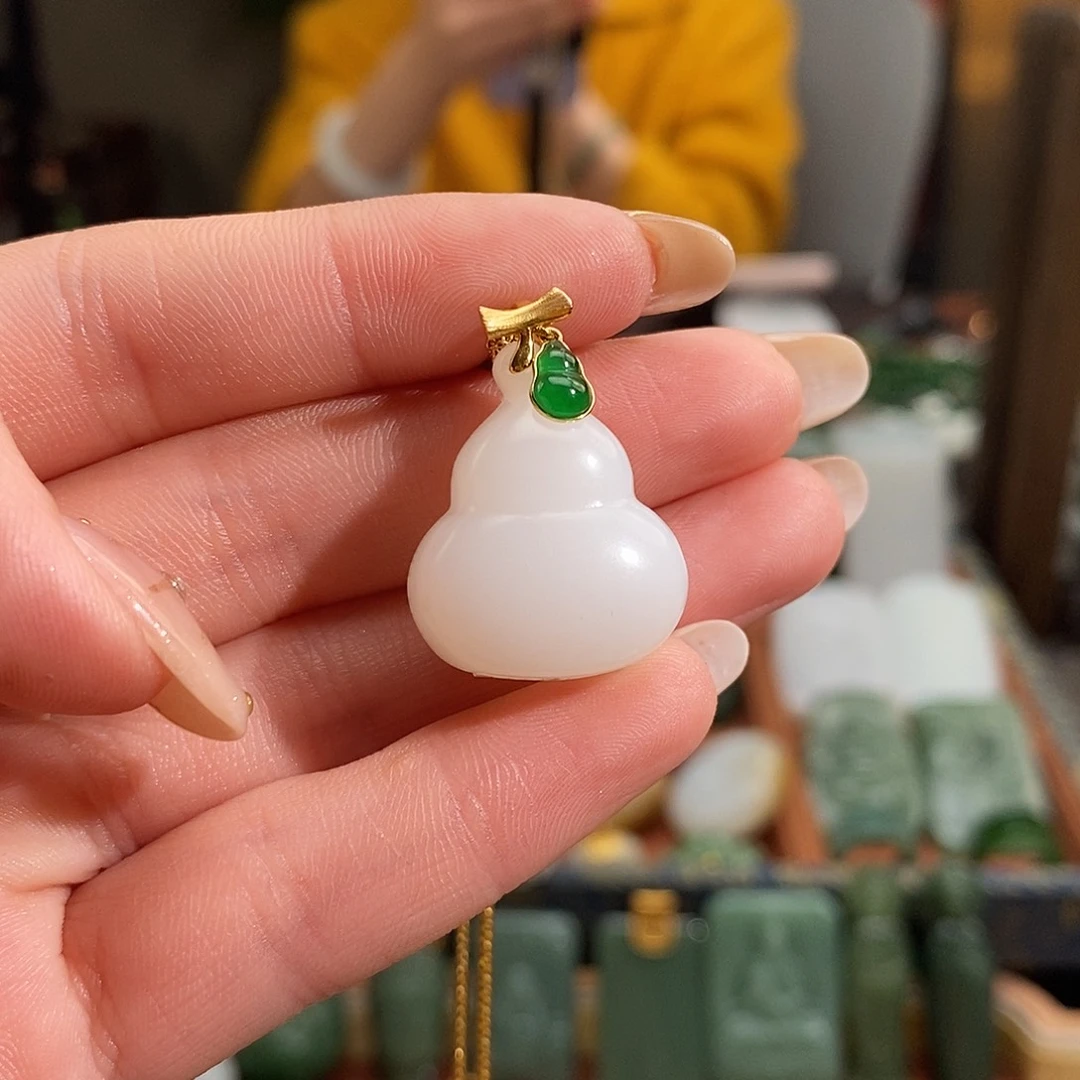 和田玉18K金镶嵌吊坠(赠链)