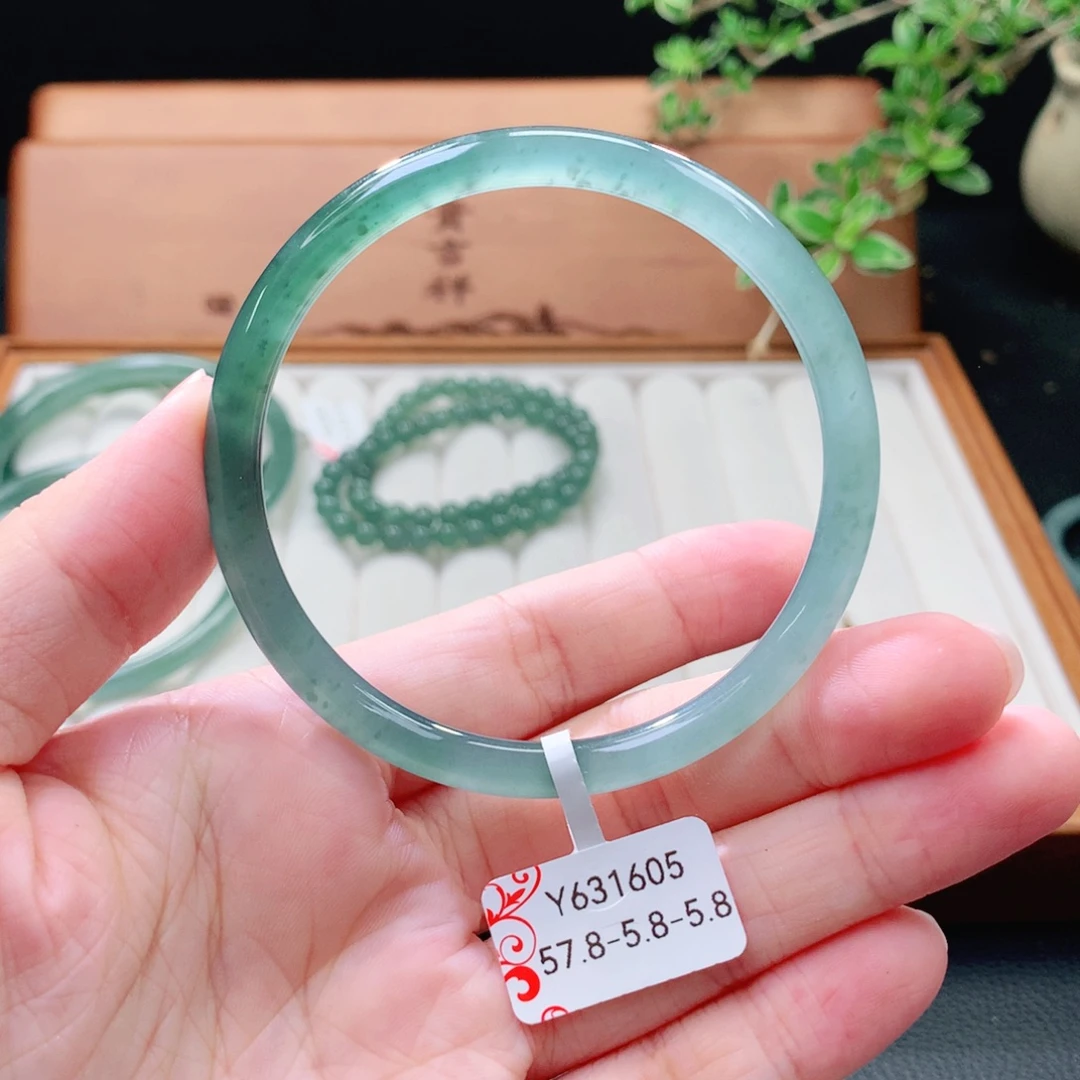 未镶嵌手镯（圆镯）翡翠