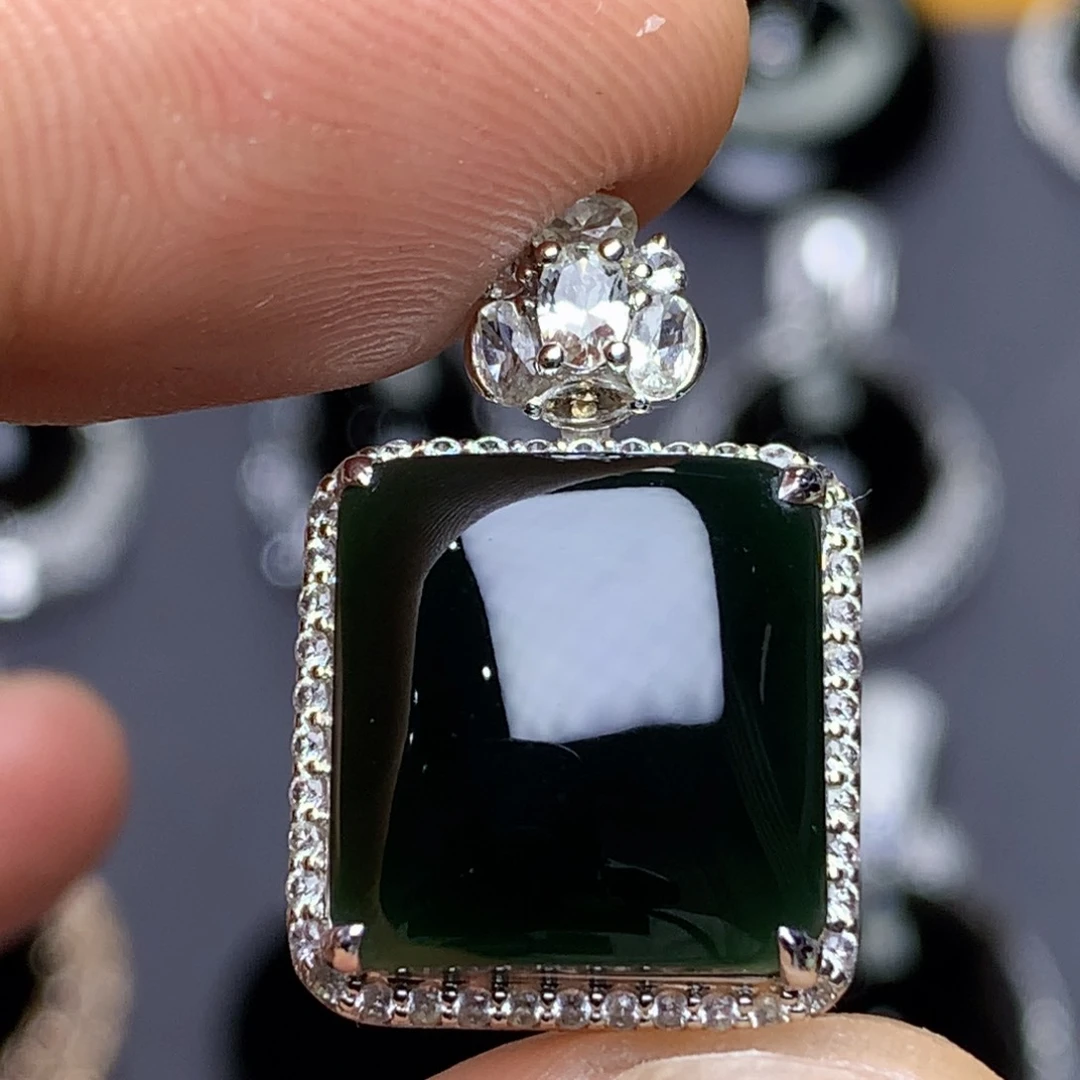 颈饰18K金镶嵌翡翠墨翠吊坠