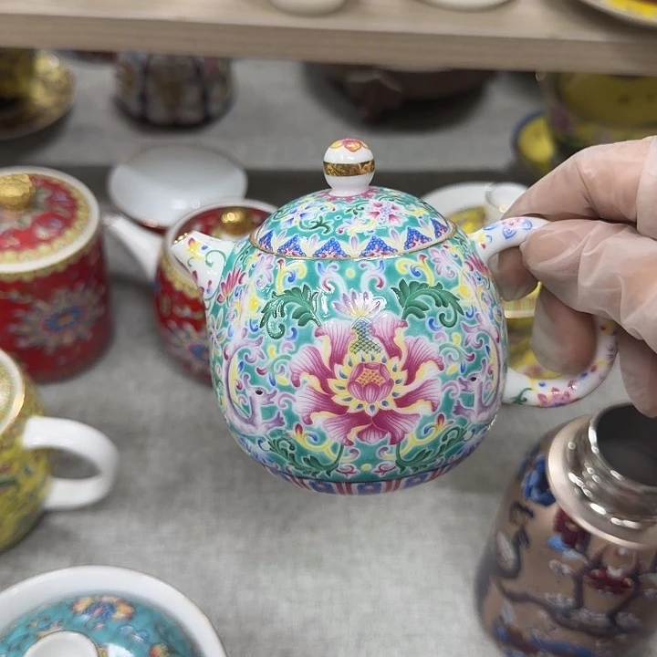 珐琅彩蓝绿色花壶