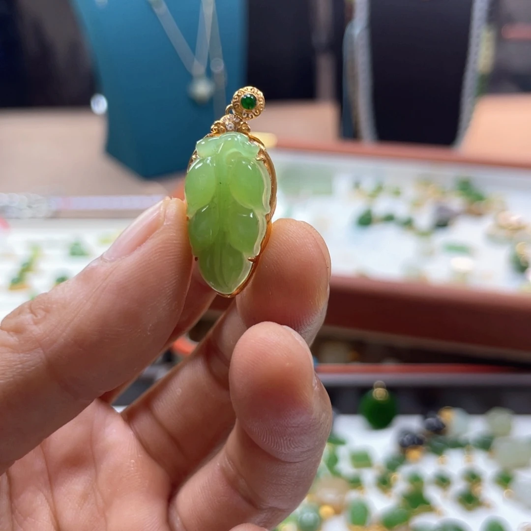 18K金镶嵌和田玉耳饰