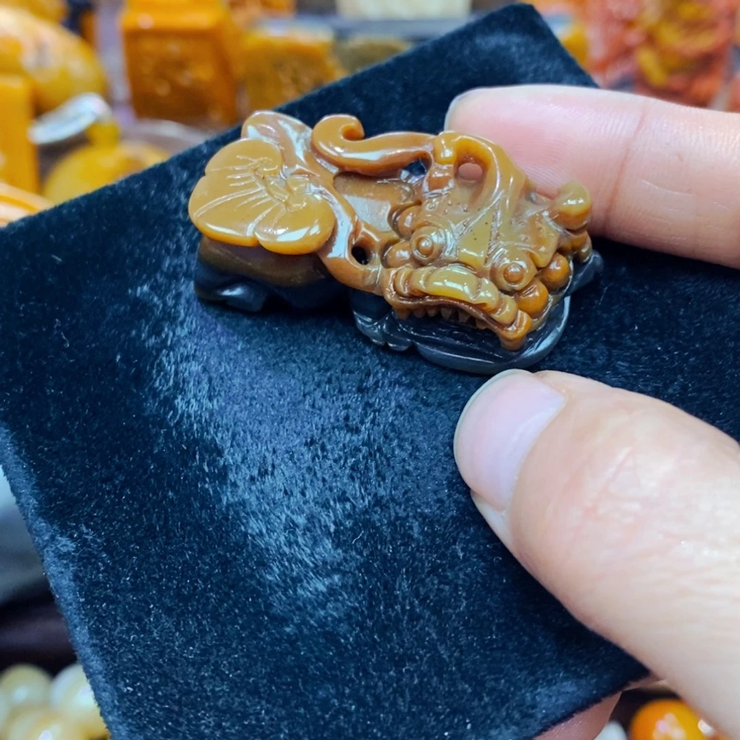 未镶嵌石英质玉（黄龙玉）项链