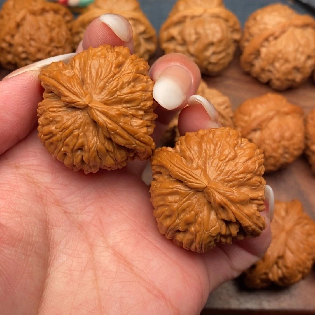 文玩核桃把件精配红皮闷尖球白40