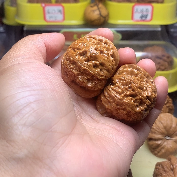 文玩核桃吊坠白狮子