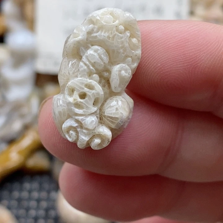 颈饰未镶嵌硅化珊瑚（珊瑚玉）有瑕 小