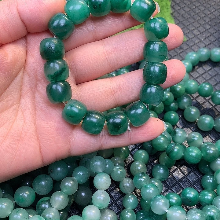 石英质玉（非洲翠）未镶嵌颈饰