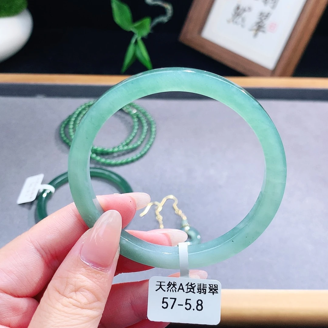 翡翠手镯（圆镯）未镶嵌