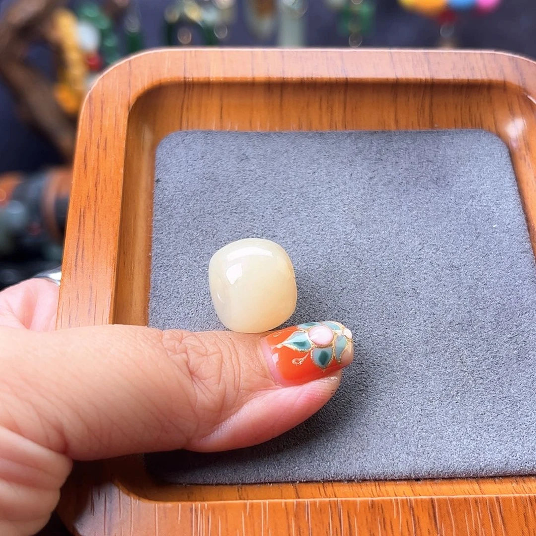 颈饰未镶嵌和田玉榴****。