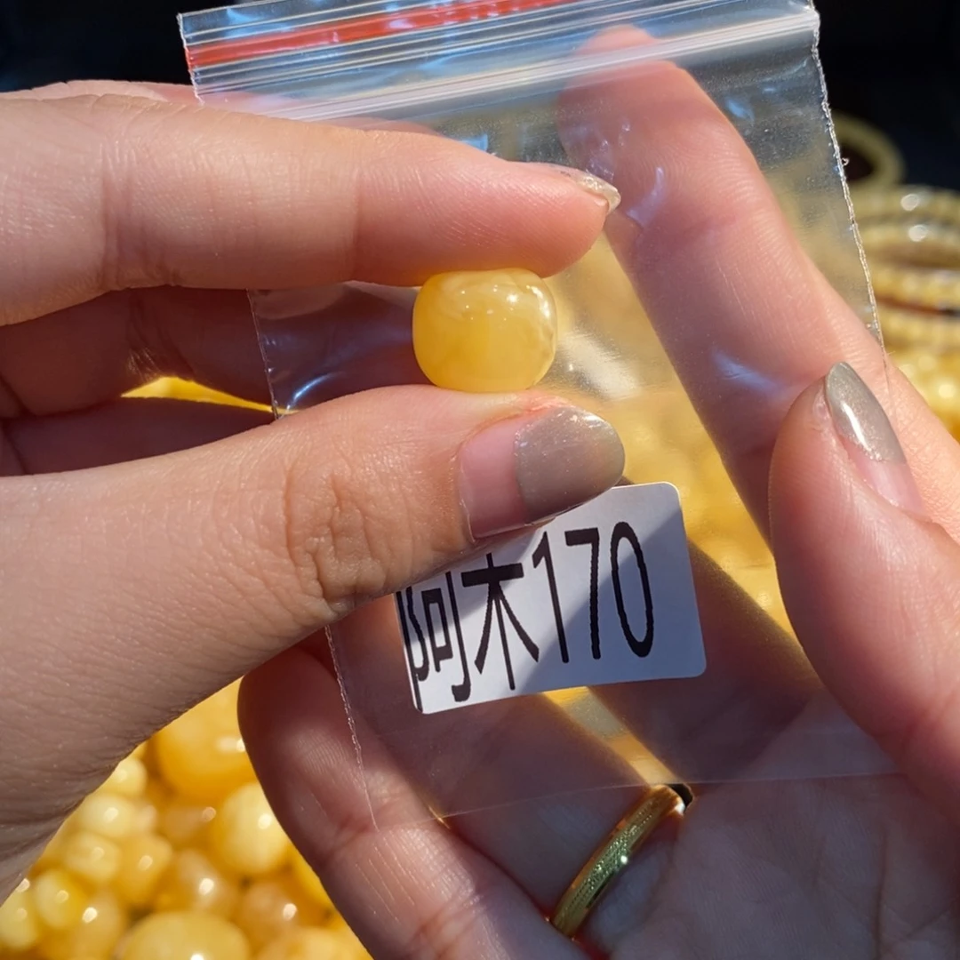 未镶嵌琥珀珠宝奇石170