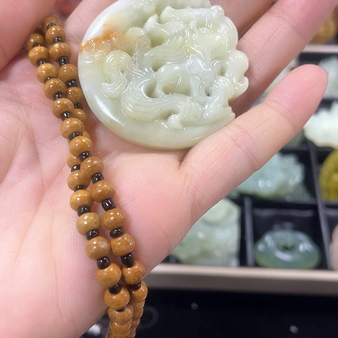 蛇纹石玉颈饰未镶嵌