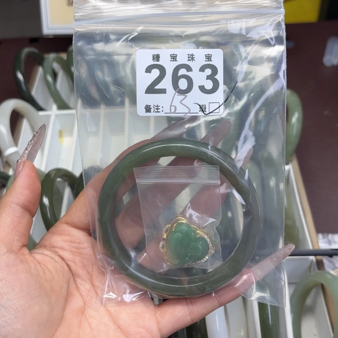 K***i蛇纹石玉未镶嵌手镯