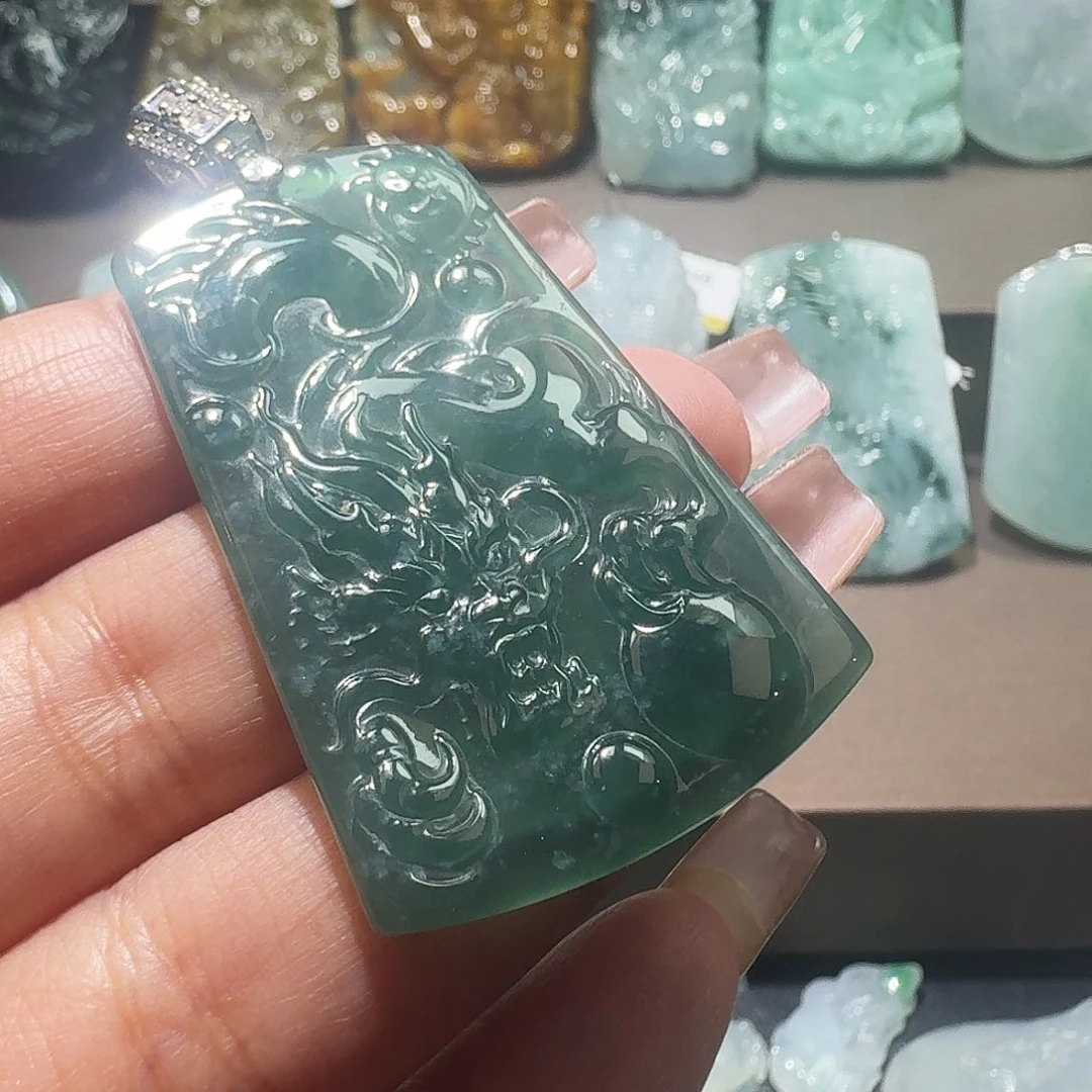 翡翠合金颈饰龙牌