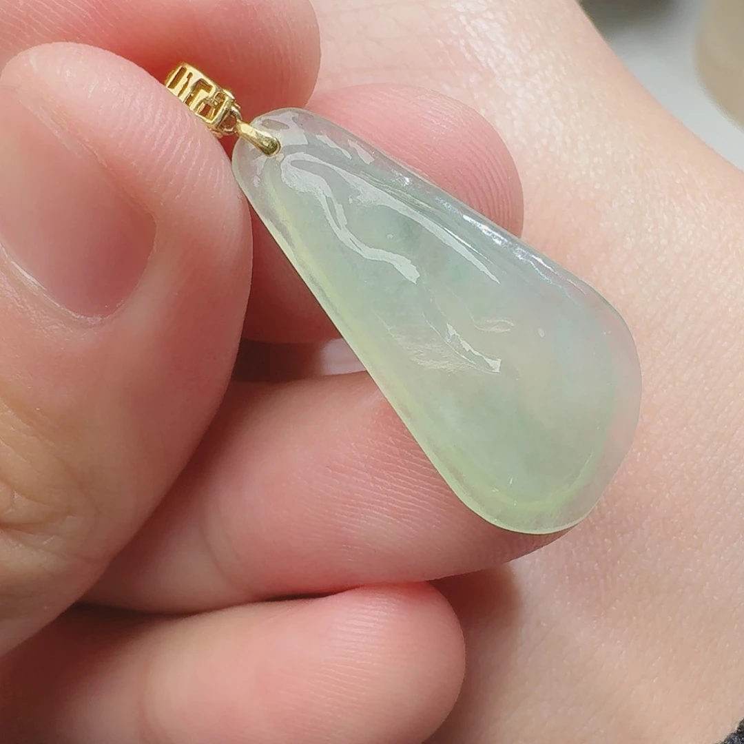 翡翠颈饰18K金镶嵌天然缅甸翡翠A货随形吊坠