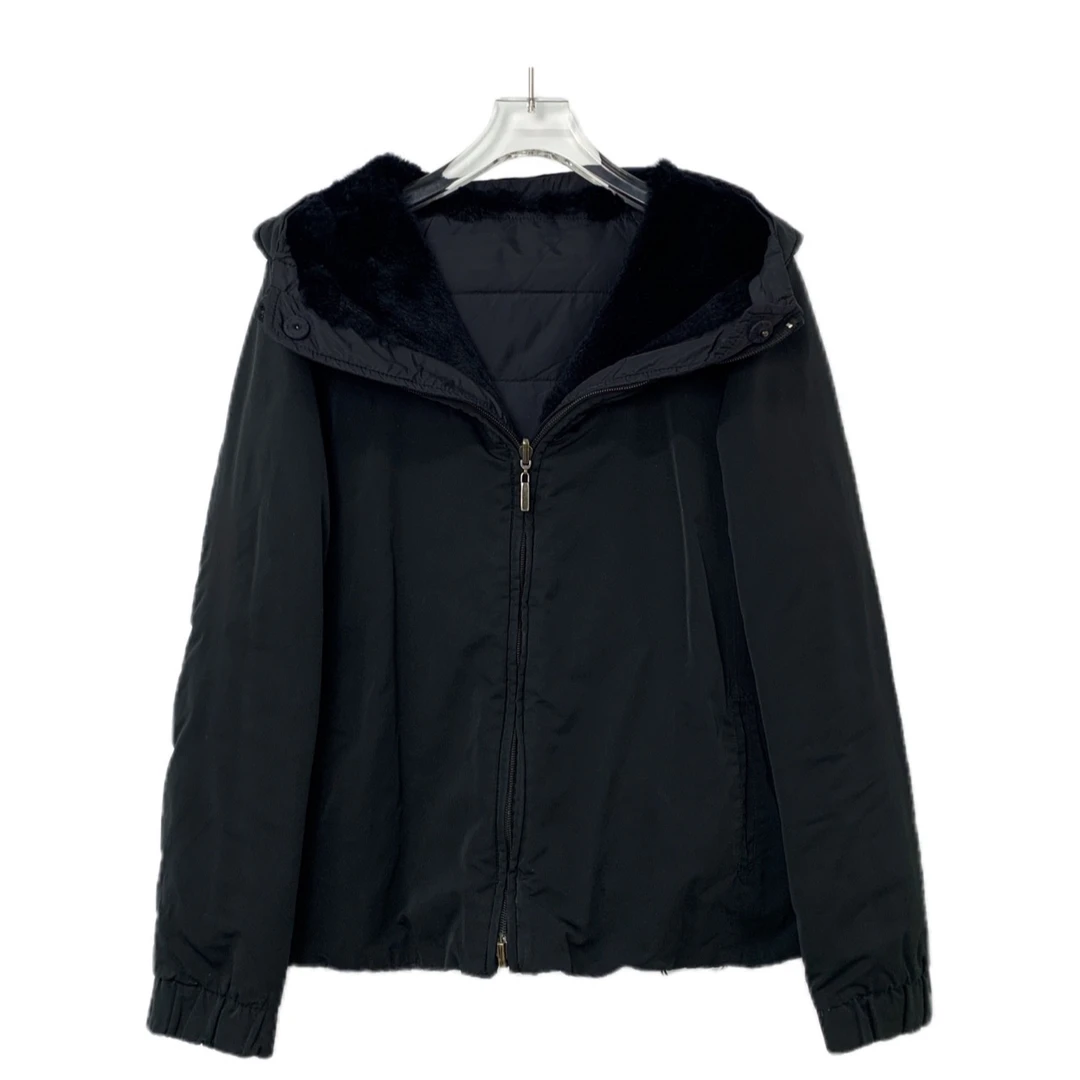 99新 MaxMara 01674 黑色连帽羽绒服   两侧袖子有破损 36码