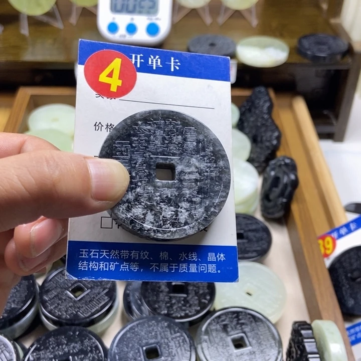 蛇纹石玉挂件未镶嵌会**狼