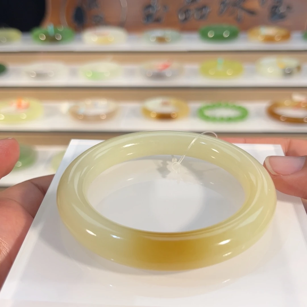 和田玉未镶嵌手镯糖白一口糖圆条