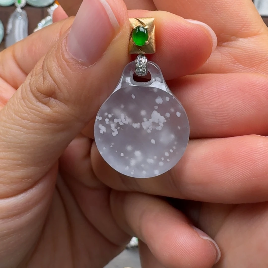 翡翠18K金镶嵌吊坠(赠链)高冰玻璃种木那雪花棉无事牌