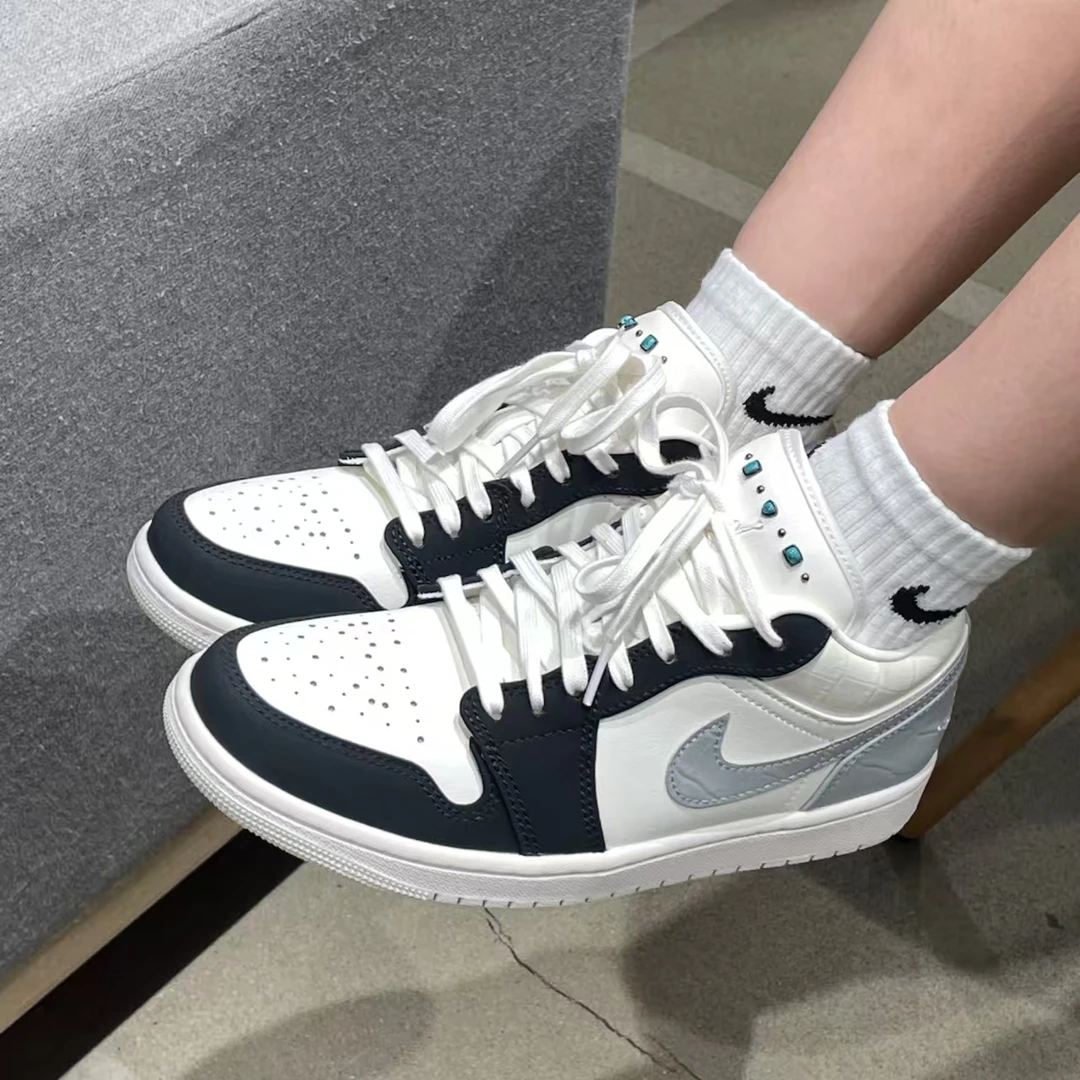 Jordan Air Jordan 1 Low 舒适复古篮球鞋男款白灰黑IO2242-101