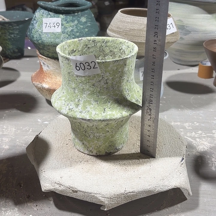 摆件高17，口11.5，有孔，6032