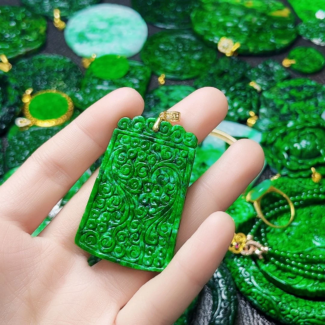 颈饰18K金镶嵌翡翠多样性