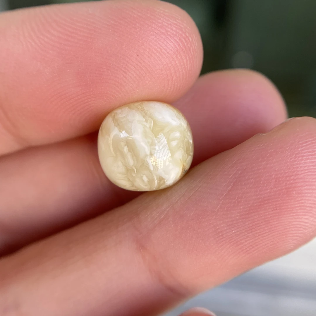 蜜蜡沁色飘花老型配饰11.0×10.2mm，清货不退，一边有点小坑眼