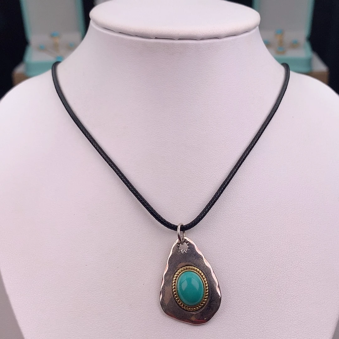 绿松石未镶嵌颈饰