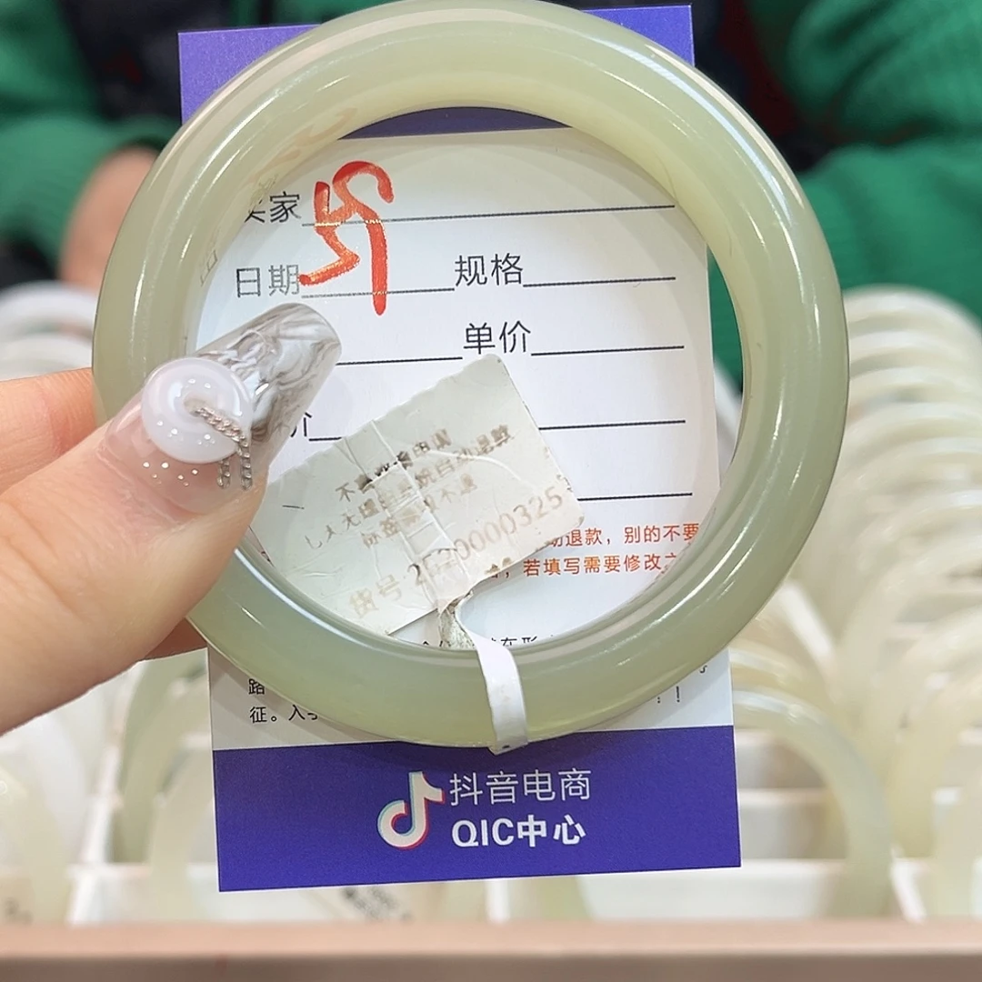 祐****和田玉未镶嵌手镯