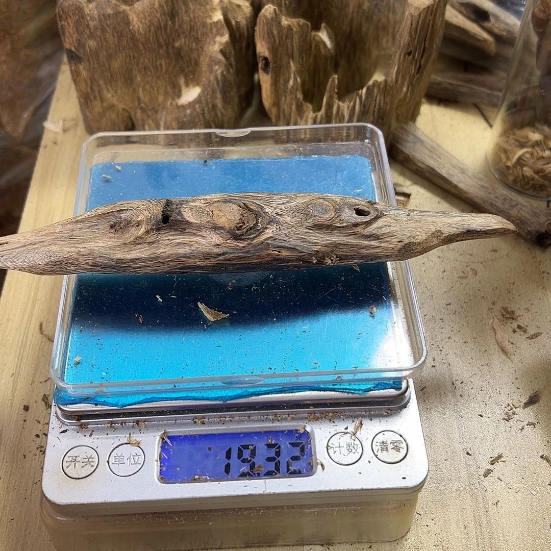 香料绿奇楠虫漏19克蓝宝石