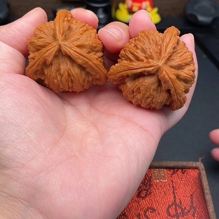 鱼***怿文玩核桃把件白奔